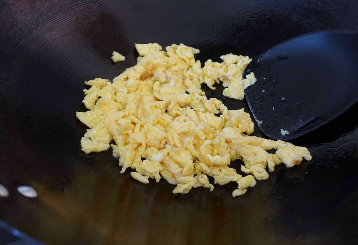 Scrambling eggs in a wok