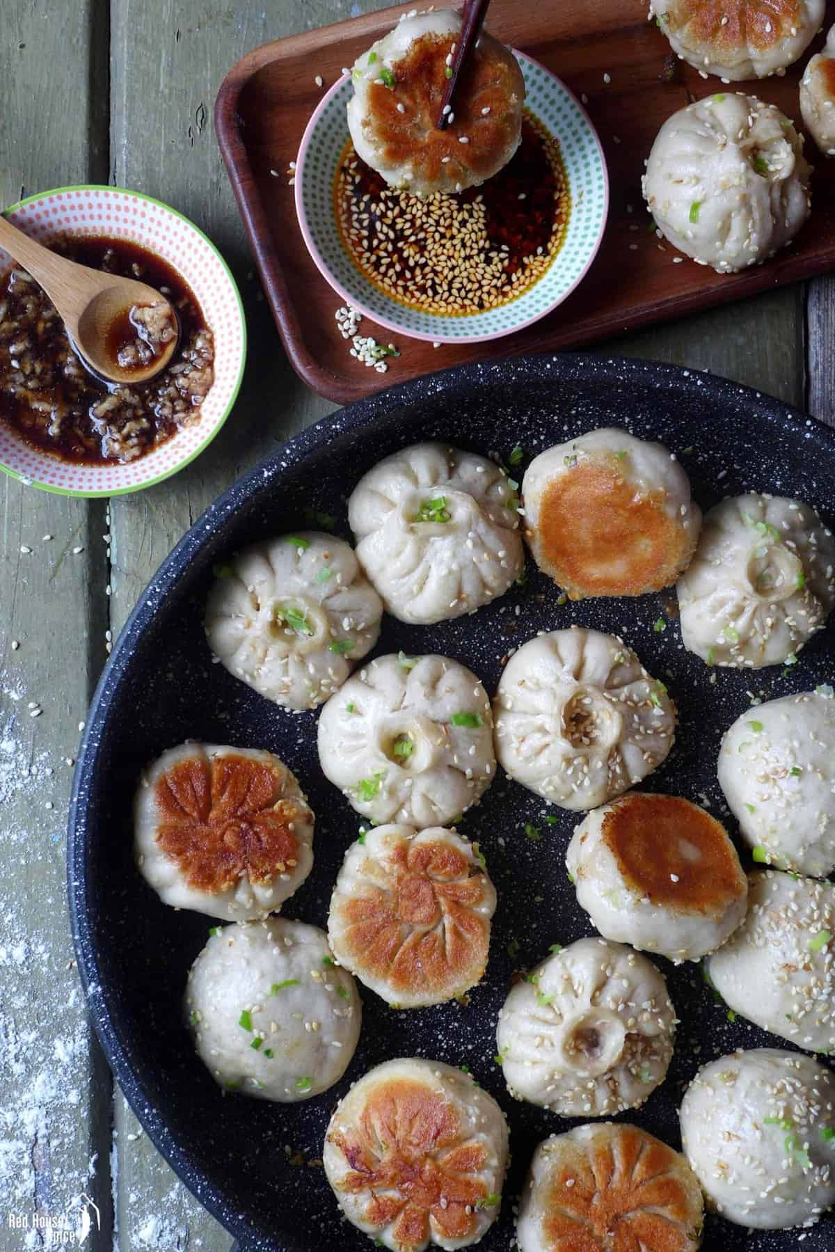 Pan-fried-pork-buns-in-a-pan