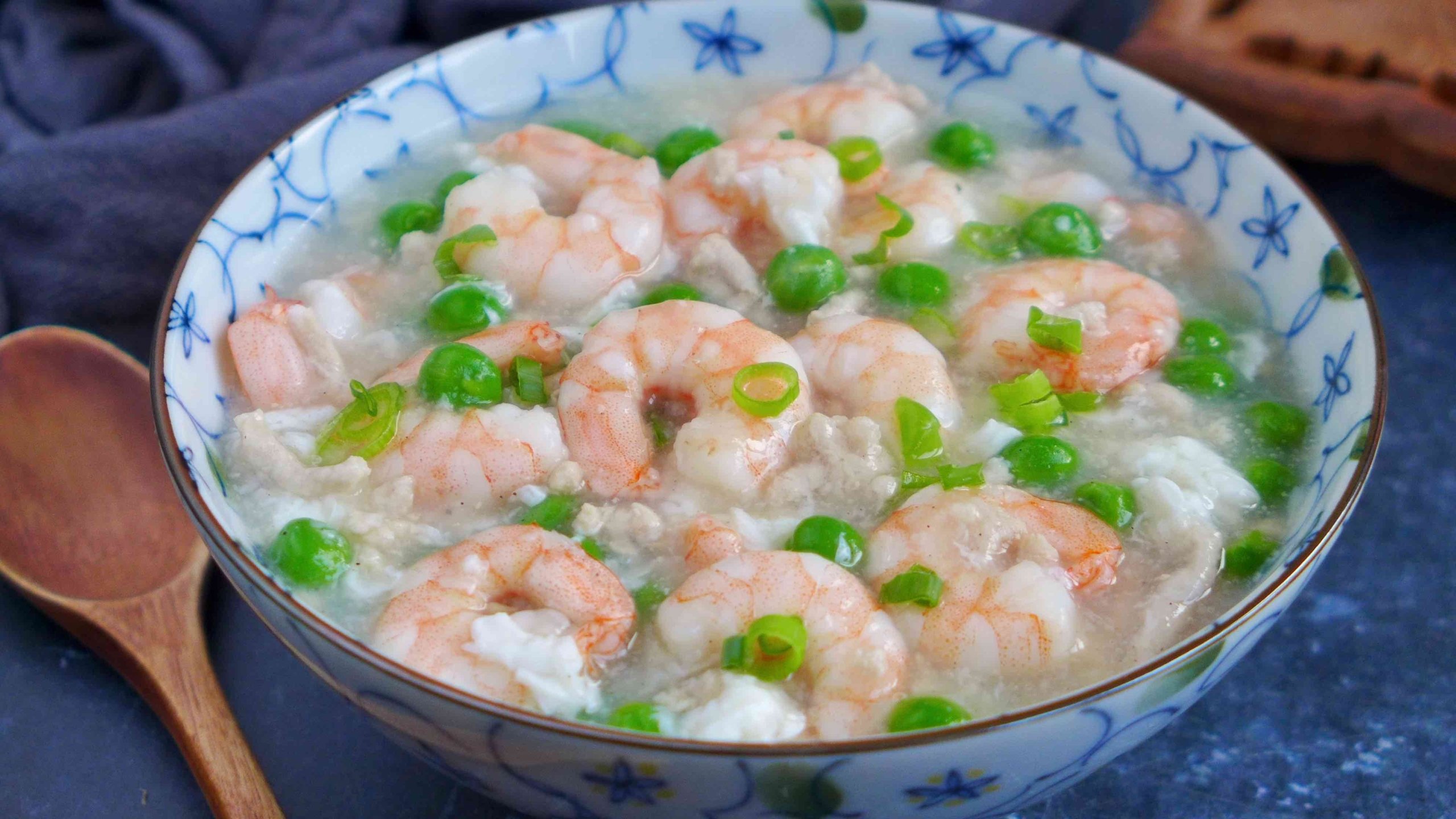 shrimp, peas, ground pork in a thick sauce.