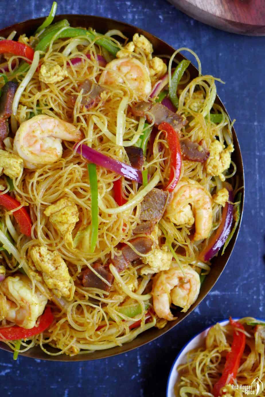 Stir-fried rice noodles with meat & vegetables.