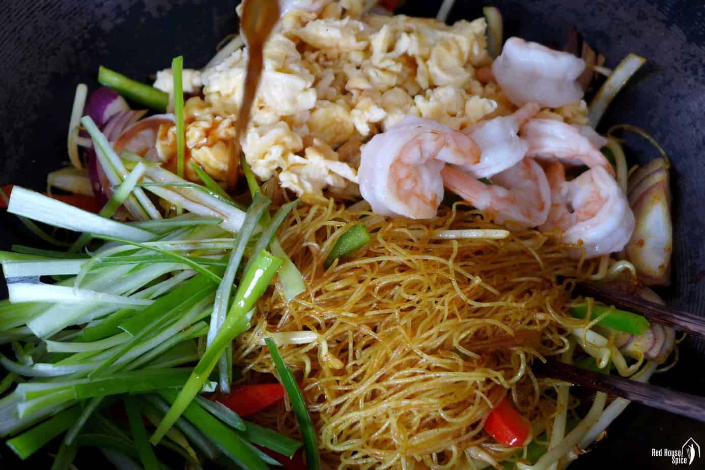 Scrambled eggs, shrimp, scallions and rice noodles