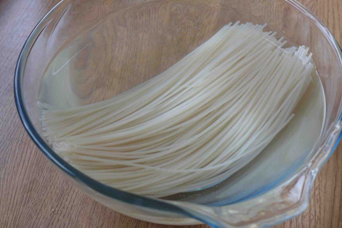 soaking rice noodles in soup.