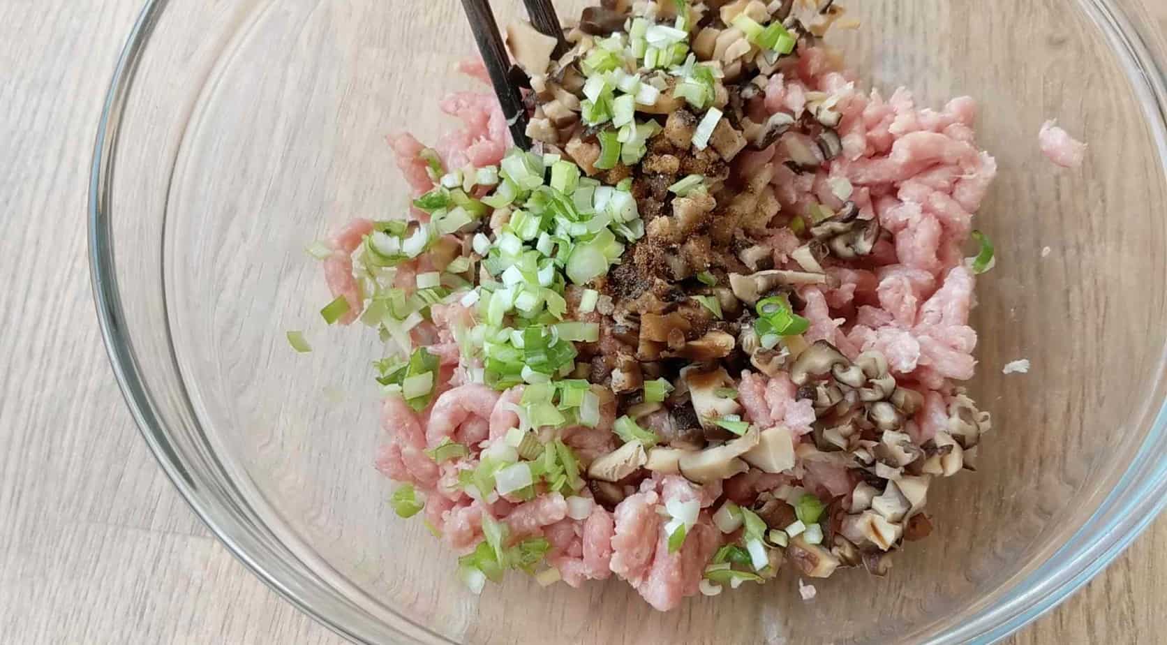 Minced meat with mushroomed and scallions