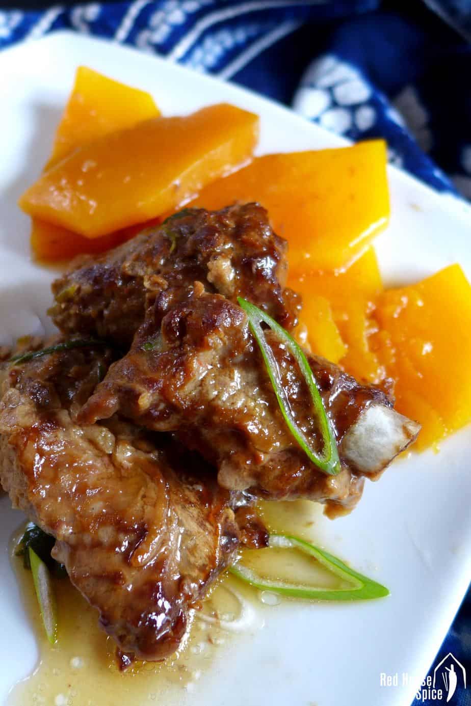 Seasoned with “soy cheese”, these steamed pork ribs leave a unique aroma in your mouth. Butternut squash underneath collects all the flavour from the meat.