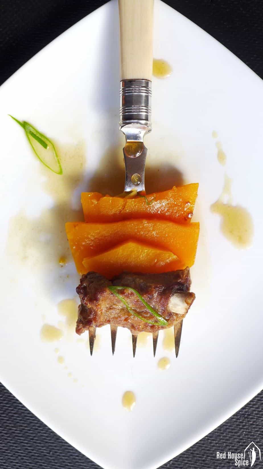 Seasoned with “soy cheese”, these steamed pork ribs leave a unique aroma in your mouth. Butternut squash underneath collects all the flavour from the meat.