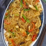 a plate of chicken chow mei fun.