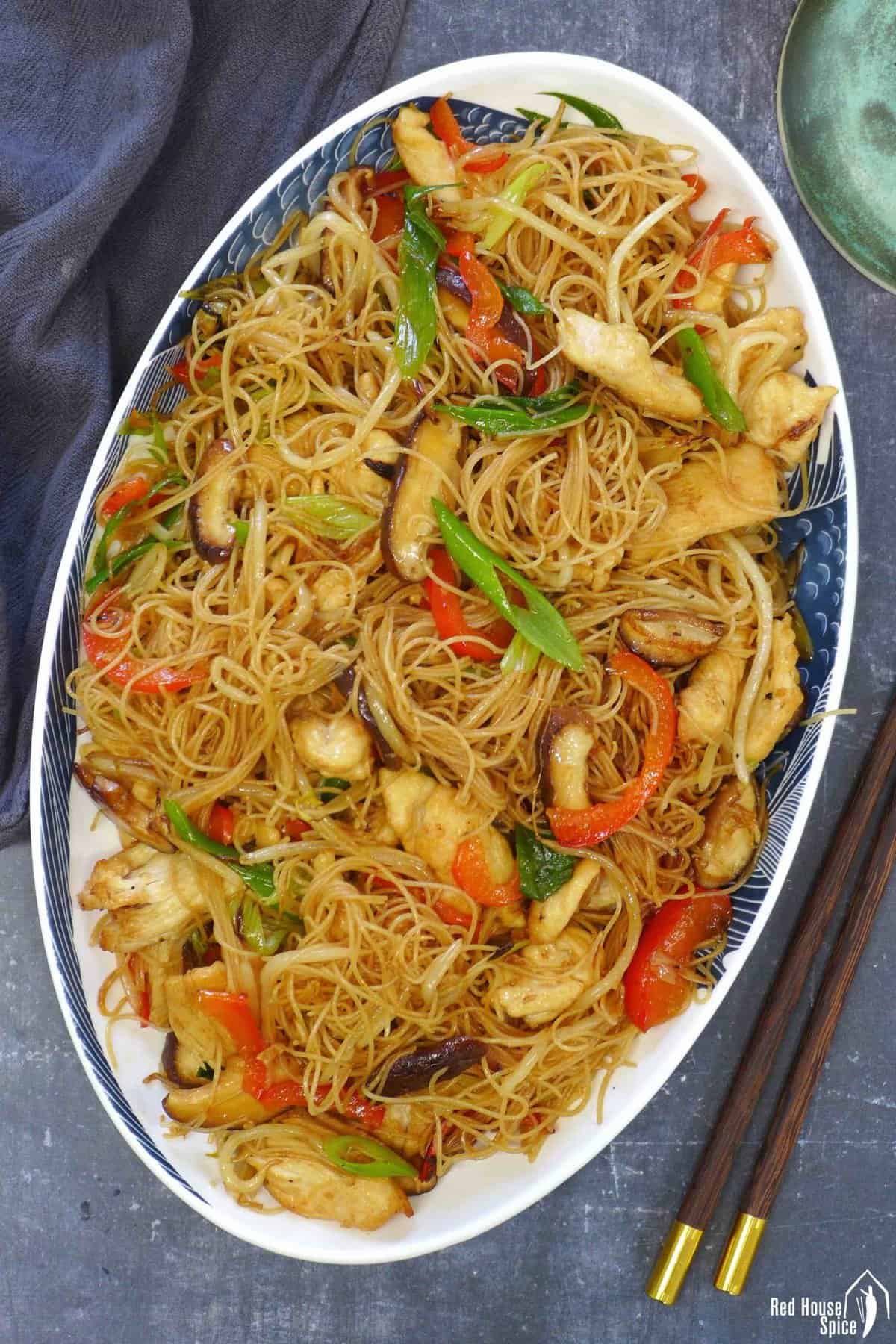 a plate of chicken chow mei fun.