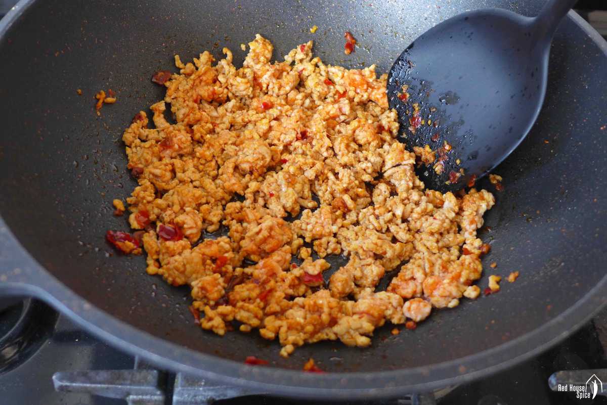 stir-frying minced pork with chili bean paste