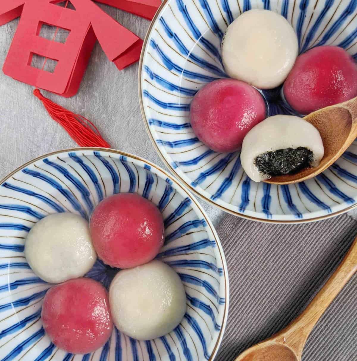 Pink and white glutinous rice balls in bowls.