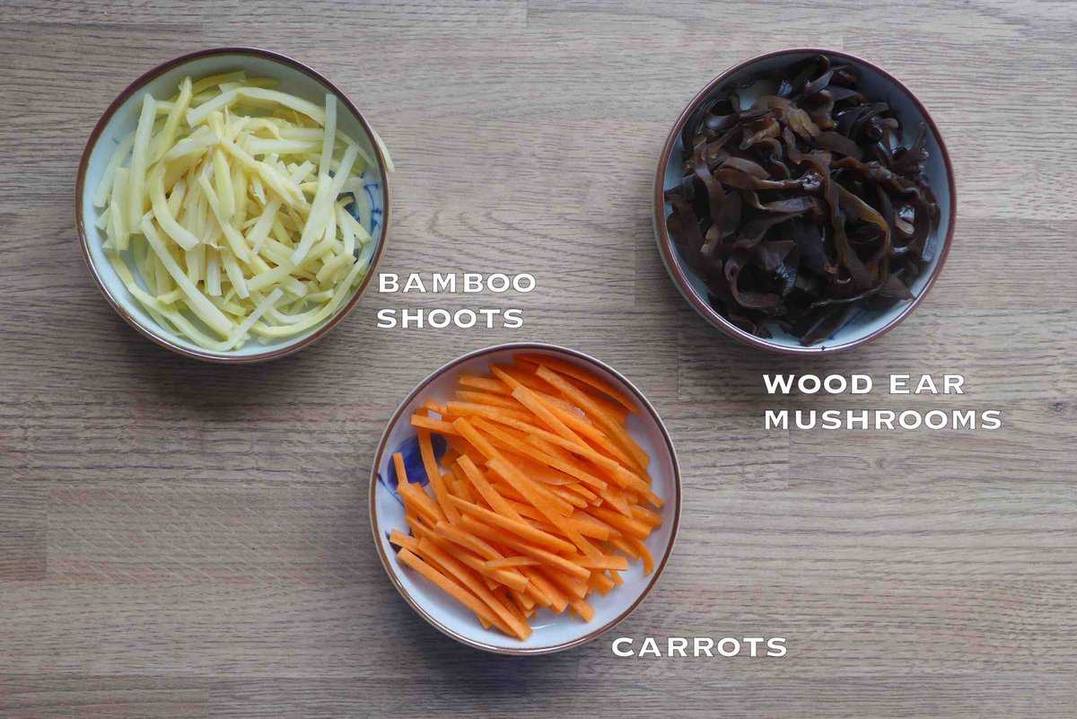 carrots, bamboo shoots, and wood ears cut into strips.