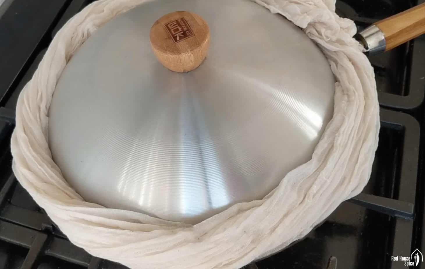 Cloth covering the rim of a lid